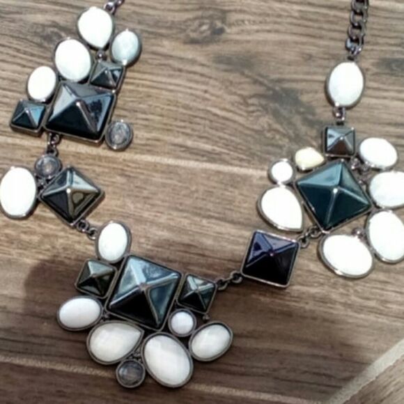 AVON VINTAGE BLACK AND WHITE GEOMETRIC STATEMENT NECKLACE - Picture 3 of 7